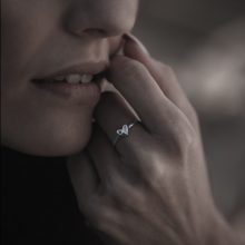 srebrny pierścionek z serduszkiem