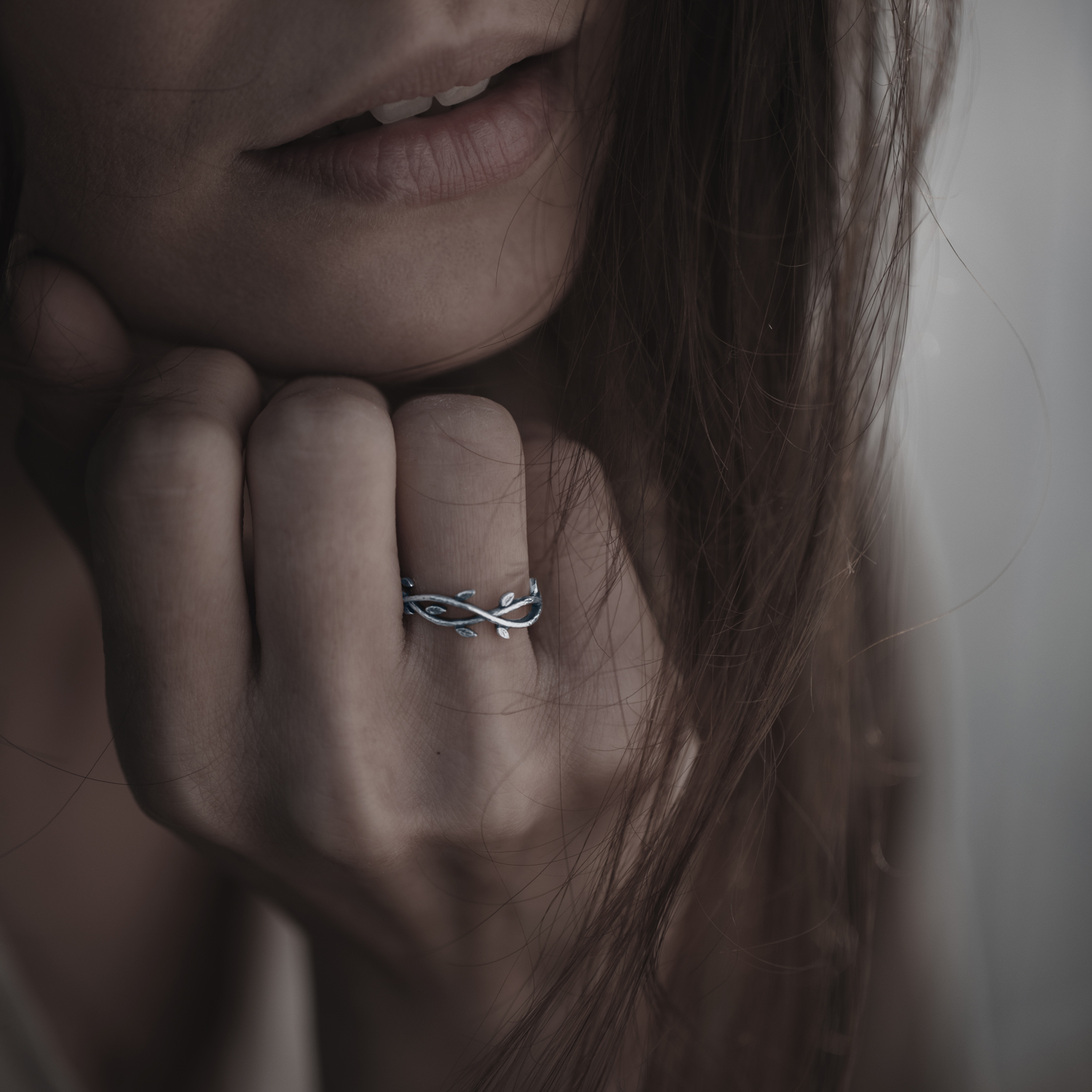 srebrny pierścionek gałązka
