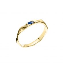 Złoty pierścionek z niebieskim szafirem