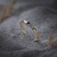 Złoty pierścionek zaręczynowy z szafirem