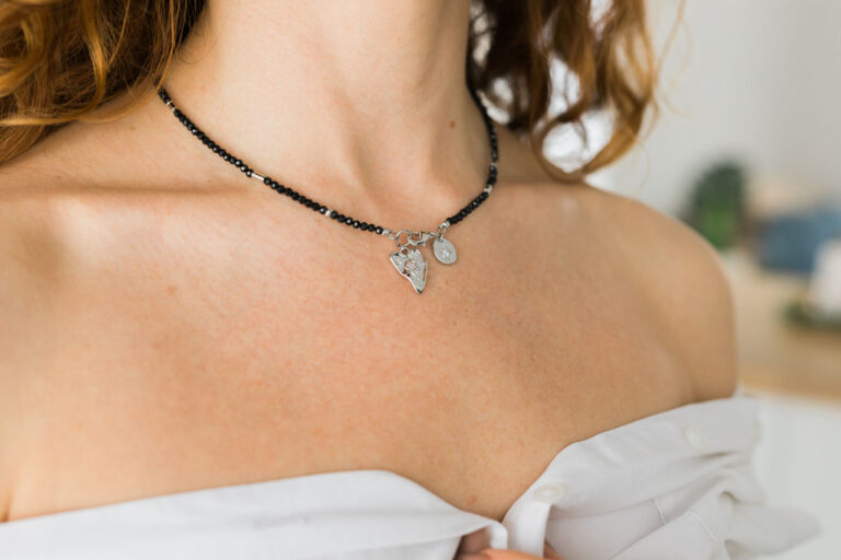 Naszyjnik choker – co to jest. Jak nosić Z czym łączyć