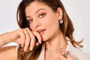 jak łączyć różne elementy biżuterii z klasą