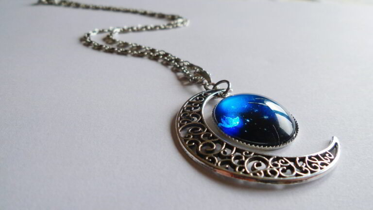 księżyc w biżuterii symbolika